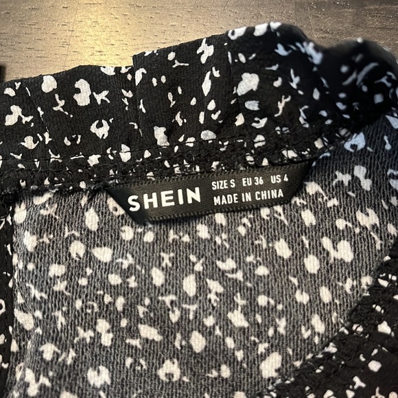 Black and white small shein shirt - Picture 3 of 4